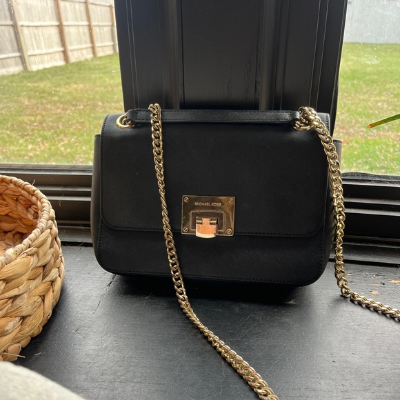 Michael Kors - Black Textured Leather Crossbody W/ Twist Lock & Chain Strap - Picture 4 of 5